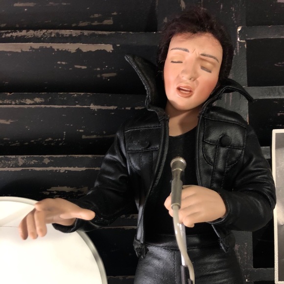 THE ASHTON-DRAKE “ELVIS” Lifetime of a Legend Doll - Picture 4 of 9